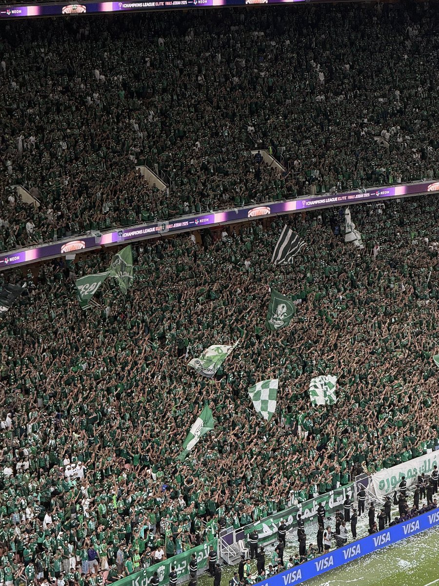 الجمهور اللي ما كان ينتظر الفوز ليحب فريقه
 كان يحب ليصبر ويصبر ليبقى ويبقى ليؤمن أن الفرح سيأتي مهما طال الطريق 

باذن الله أنها أيام فرح للاهلي تروى فيها الحكاية من جديد