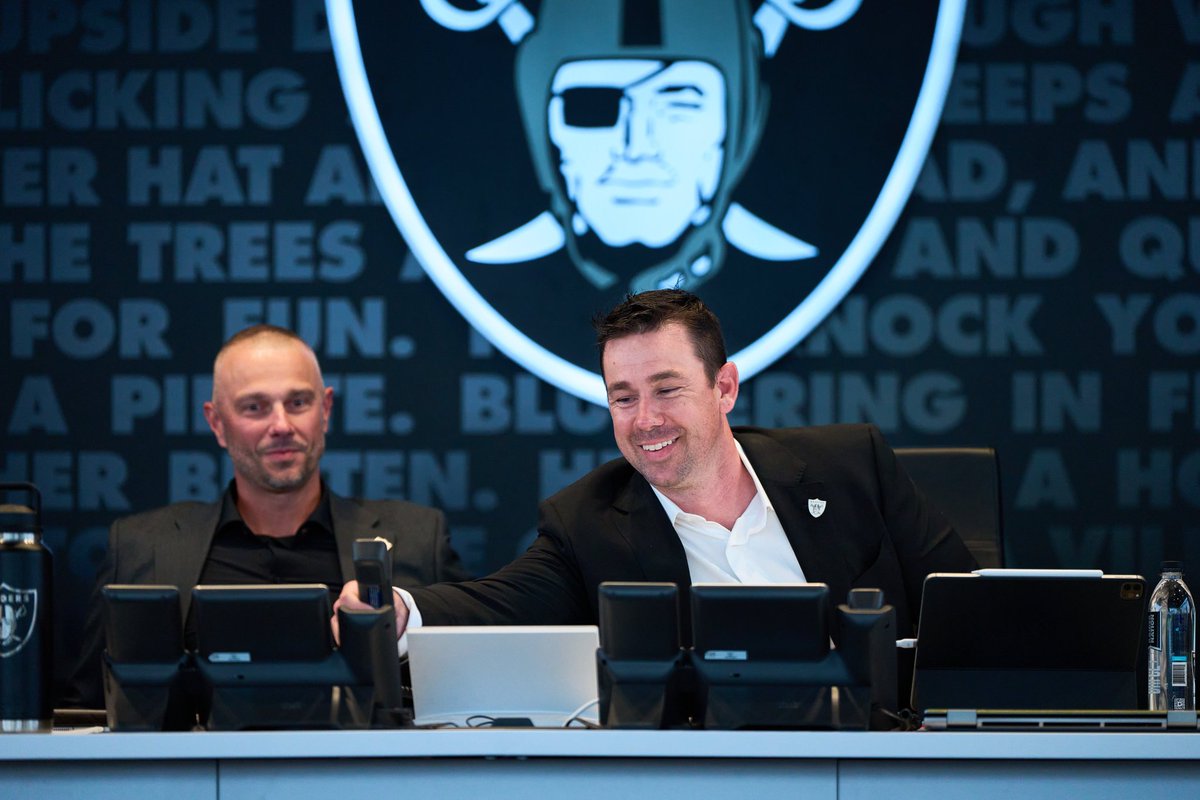 LVRaidersMex's tweet photo. Oficialmente llevamos 2 días completos del DRAFT y así han elegido los Raiders 

▫️PICK 1: Fernando Mendoza QB
▫️PICK 38: Treydan Stukes S
▫️PICK 67: Keyron Crawford DE
▫️PICK 91: Trey Zuhn III OG

Opiniones? A mí me parece sólido hasta el momento https://t.co/9Xwf4HuERx