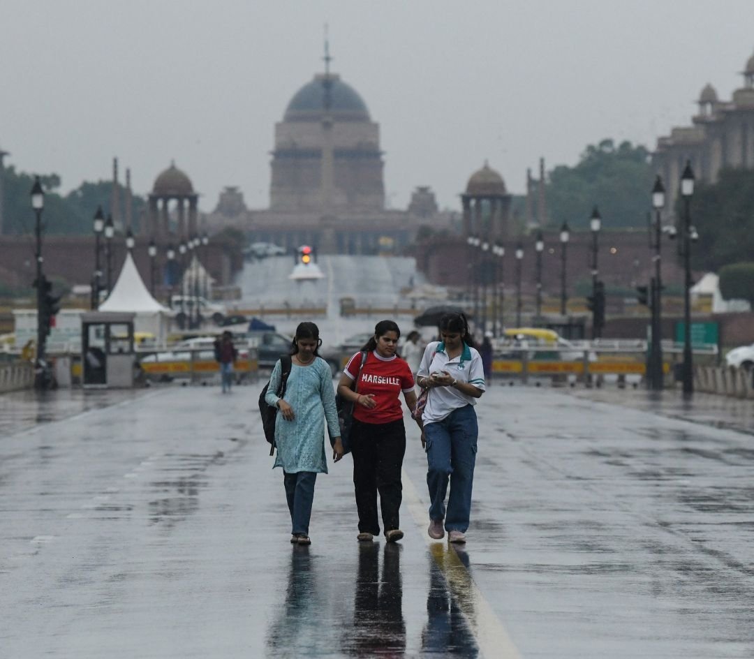 देश के ज्यादातर हिस्सों में अप्रैल के महीने से ही तेज गर्मी हो रही है।
इस वजह से लोग काफी परेशान है, उत्तर, मध्य और पूर्वी भारत के कई इलाकों में तापमान 43 से 44 डिग्री सेल्सियस तक पहुंच गया है।
भारत मौसम विभाग यानी IMD ने भी आने वाले दिनों में गर्मी और बढ़ने की चेतावनी दी है,