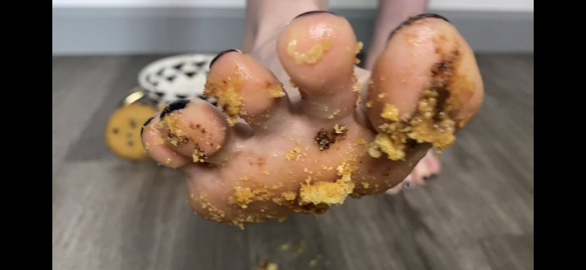 Yrluckyrabbitft's tweet photo. Does my salty sweat pair well with these sweet treats? 👅 #feetfetısh #feetworshi̇p #feet https://t.co/UGMFjs55BT