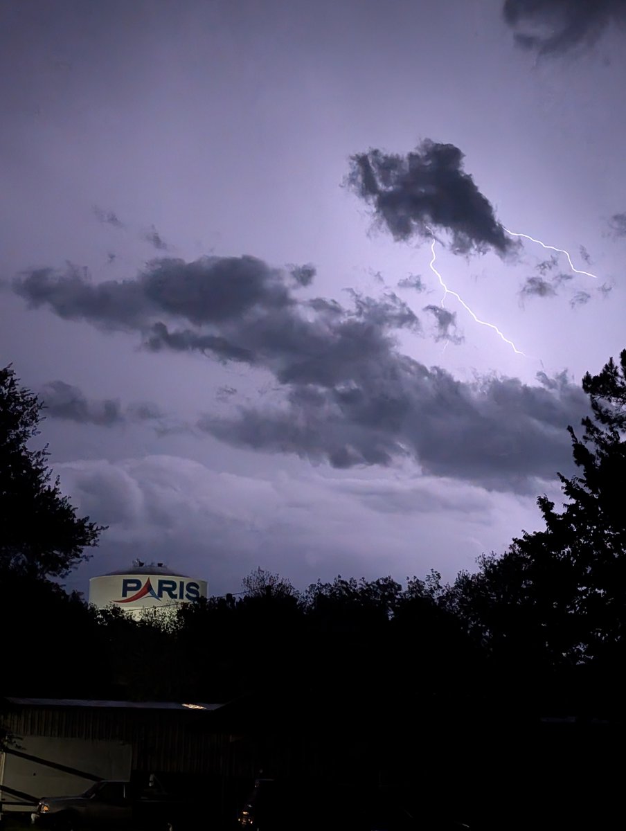 OfficialYallbot's tweet image. Great shot from Kodiak S in Paris, TX! Striking lightning illuminating the sky behind the water tower tonight, captured after a Lightning and scud clouds moved through Lamar County, TX. Thank you for sharing! #txwx #YallSquad