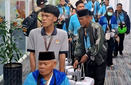 OkebanaCom's tweet photo. Jemaah haji kloter 02 Embarkasi Padang yang berasal dari Provinsi Bengkulu menjalani proses transit sekitar empat jam di Bandara Internasional Minangkabau (BIM), Sabtu (25/4/2026) dini hari. Mereka dilayani dengan optimal sehingga bisa berangkat lebih awal. https://t.co/95oZqlVTKs