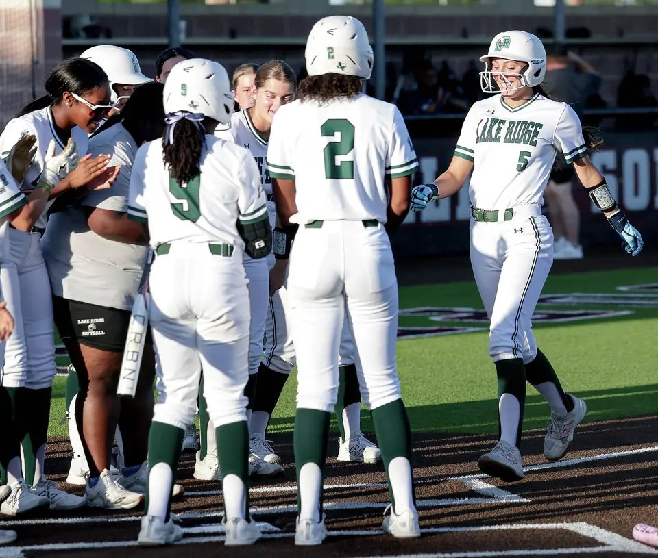 SportsDayHS's tweet photo. SOFTBALL PLAYOFF REPLAY 🥎🏆🔁

- @lakeridgesb ties series with Timber Creek 🪢
- @ndnsoftball star ties Dallas-area HR record 💥
- @softball_allen sets up showdown with Hebron 👀
-Brooms out for @SoftballMelissa 🧹

Full replay: https://t.co/SFe7GMTH51

@DMNGregRiddle | #txhssb https://t.co/ReQpabc1cC