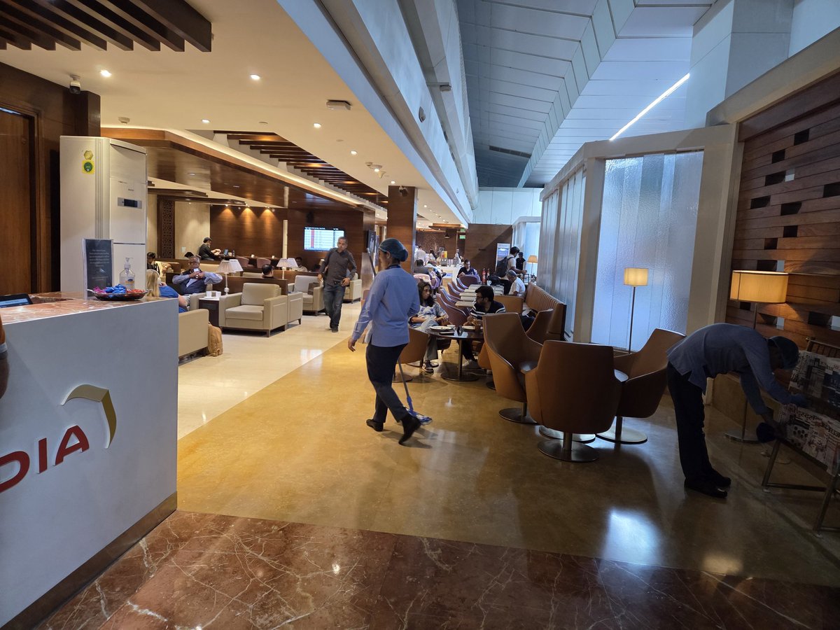 Ananth_IRAS's tweet image. The beautiful Air India lounge at T3! #travel #airport #lounge