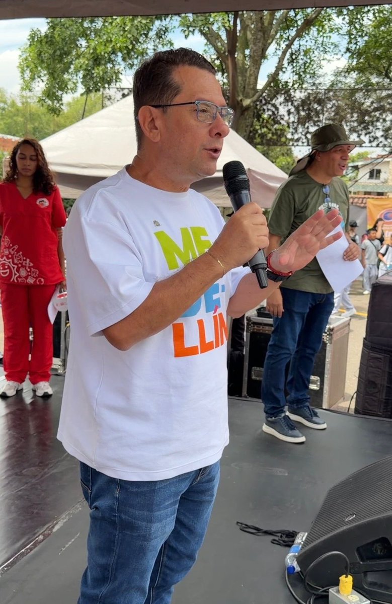 arcilaDDHH's tweet photo. Hoy, estuvimos celebrando el Día de la Niñez y la Recreación  en la Comuna 6 de nuestro Distrito. Vivimos una jornada que va más allá de la celebración, se convirtió en un encuentro con los Derechos de nuestros niños y niñas. 
Desde @Comfama Pedregal, la Alcaldía de la Gente, llegó con toda su oferta institucional, articulando secretarías e instituciones para brindar un espacio pensado para toda la familia, donde aprender, dialogar, jugar y compartir también es una forma de proteger a todos y todas.
Aquí no solo hay sonrisa, hay orientación, acompañamiento y un mensaje claro: nuestros niños  y niñas tienen derechos, y como ciudadanía estamos comprometidos a garantizarlos. Porque los Derechos Humanos y la Construcción de Paz ciudadana están en cada habitante de #Medellín 
Porque cuando un niño y una niña conocen sus derechos, empiezan a construir un camino más seguro, más digno y lleno de Esperanza. @AlcaldiadeMed  @FicoGutierrez @PazDDHHmed