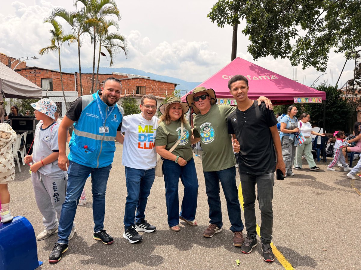 arcilaDDHH's tweet photo. Hoy, estuvimos celebrando el Día de la Niñez y la Recreación  en la Comuna 6 de nuestro Distrito. Vivimos una jornada que va más allá de la celebración, se convirtió en un encuentro con los Derechos de nuestros niños y niñas. 
Desde @Comfama Pedregal, la Alcaldía de la Gente, llegó con toda su oferta institucional, articulando secretarías e instituciones para brindar un espacio pensado para toda la familia, donde aprender, dialogar, jugar y compartir también es una forma de proteger a todos y todas.
Aquí no solo hay sonrisa, hay orientación, acompañamiento y un mensaje claro: nuestros niños  y niñas tienen derechos, y como ciudadanía estamos comprometidos a garantizarlos. Porque los Derechos Humanos y la Construcción de Paz ciudadana están en cada habitante de #Medellín 
Porque cuando un niño y una niña conocen sus derechos, empiezan a construir un camino más seguro, más digno y lleno de Esperanza. @AlcaldiadeMed  @FicoGutierrez @PazDDHHmed