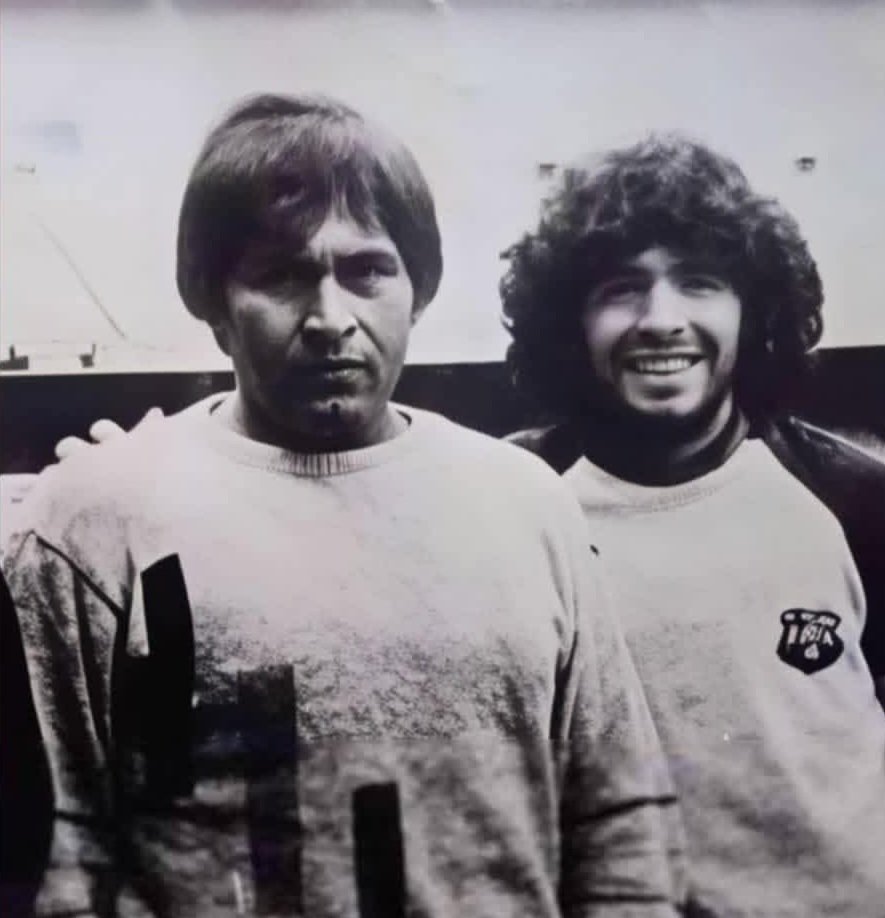 neiserperez's tweet photo. Hugo "el cholo" Sotil fichó por el FC Barcelona 🇪🇦 en 1973 llegó a jugar en cuatro temporadas en el equipo catalán es el peruano con la camiseta 🔟 ídolo en el cuadro blanquiazul de Alianza Lima a su costado derecho el joven Maradona con el buzo en el equipo barcelona de españa https://t.co/xD4XDtIIhw