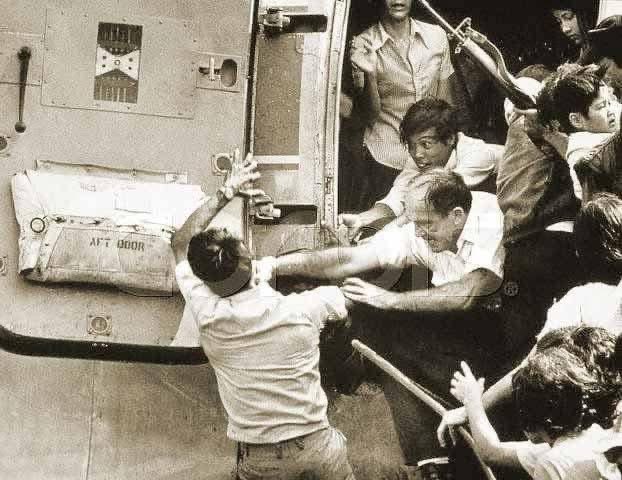 binancevn1's tweet photo. Đây là những hình ảnh ghi lại vào ngày 30/4/1975 khi quân Giải phóng tiến vào Sài Gòn lúc này lính Ngụy cởi giày tụt quần bỏ chạy,  tìm cách rời khỏi Sài Gòn,.... https://t.co/H47YUTExgP