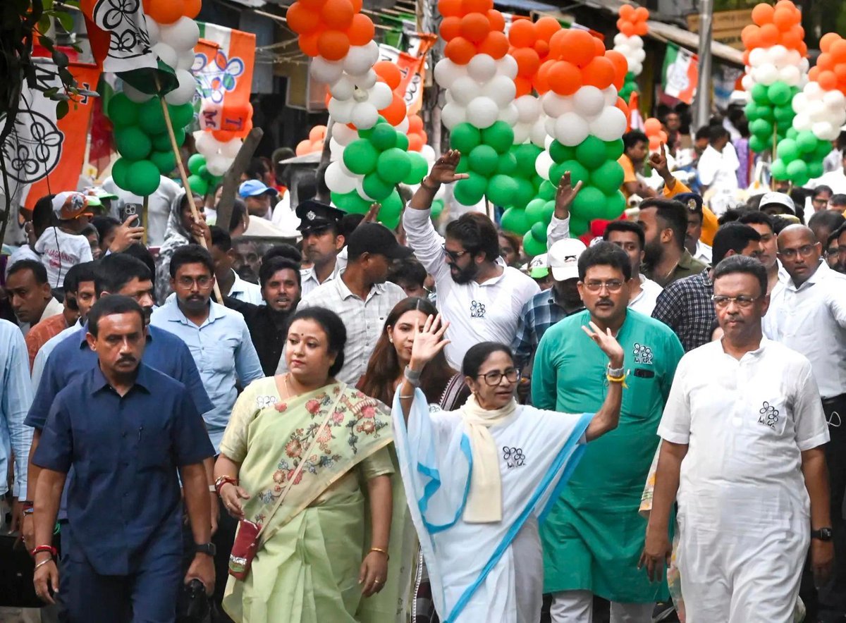 timesofindia's tweet image. #InPics | West Bengal Chief Minister Mamata Banerjee greets supporters during a vibrant roadshow in Kolkata ahead of the second phase of the Assembly elections, as campaigning gains momentum in the city.

#MamataBanerjee #WestBengalPolls #Kolkata #AssemblyElections
