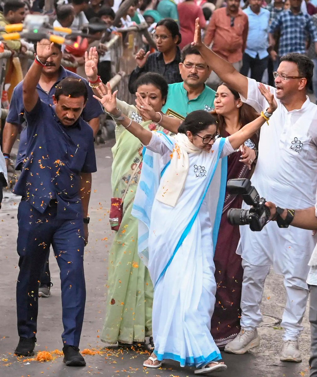 timesofindia's tweet image. #InPics | West Bengal Chief Minister Mamata Banerjee greets supporters during a vibrant roadshow in Kolkata ahead of the second phase of the Assembly elections, as campaigning gains momentum in the city.

#MamataBanerjee #WestBengalPolls #Kolkata #AssemblyElections