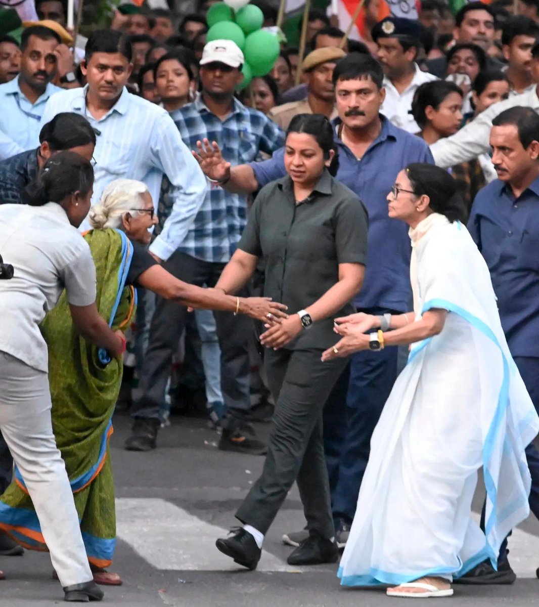 timesofindia's tweet image. #InPics | West Bengal Chief Minister Mamata Banerjee greets supporters during a vibrant roadshow in Kolkata ahead of the second phase of the Assembly elections, as campaigning gains momentum in the city.

#MamataBanerjee #WestBengalPolls #Kolkata #AssemblyElections