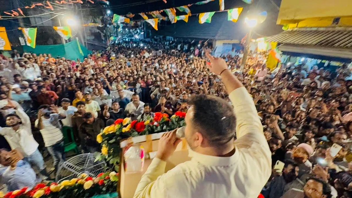 TejashwiYdvRJD's tweet image. "जय बांग्ला" की सिंहगर्जना के बीच श्री @TejashwiYdvRJD जी का संबोधन!

#RJD #bihar #bengal