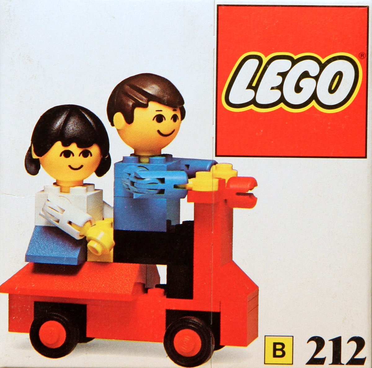 blocksmagazine's tweet image. 212-2 Scooter, released in 1976, featured large figures with articulated arms known as 'maxifigs', or 'homemaker figs'. It's cute, but we're actually most impressed by the plate with towball socket used as the front headlamp. #Subscribe at BlocksMag.com!

#LEGO #Retro