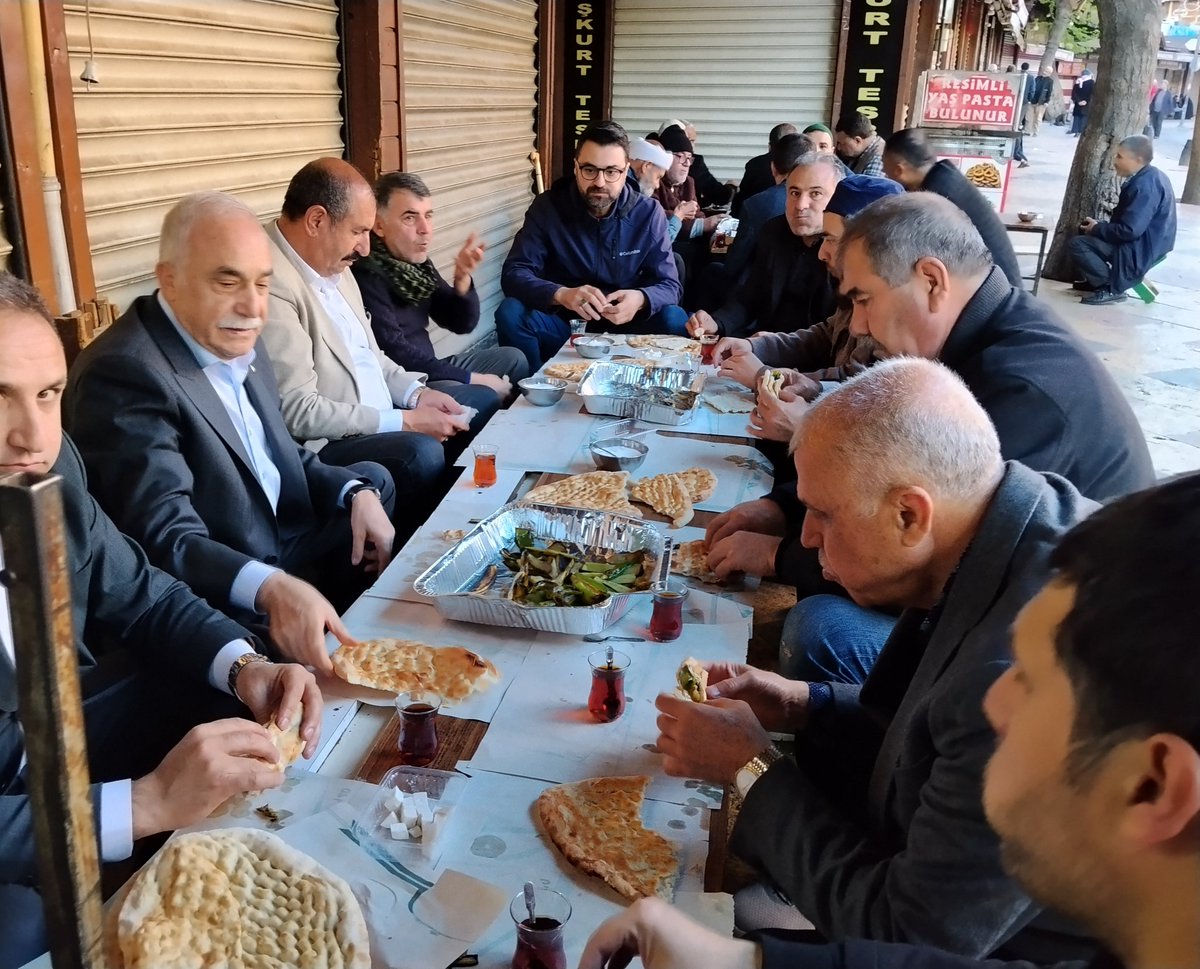 aefakibaba's tweet photo. Şanlıurfa’dayız 📍

Sabahın erken saatlerinde, Balıklıgöl’de bulunan Hz. İbrahim Makamı’nda; bu kadim şehrin maneviyatını, tarihini ve huzurunu derinden hissediyoruz.

Bizlere gösterdikleri yakın ilgi, samimiyet ve gönülden misafirperverlikleri için kıymetli hemşehrilerimize ve tüm vatandaşlarımıza içten teşekkür ediyorum.

Şanlıurfa’nın sıcaklığı, kadim ruhu ve eşsiz kültürü her daim gönüllerde özel bir yer tutuyor. @iyipartiurfa
