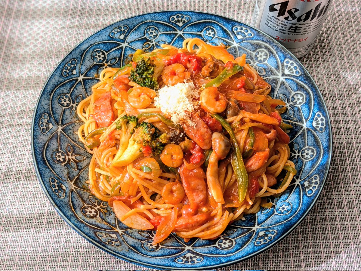 大皿に山盛りのナポリタンが食いてｪ