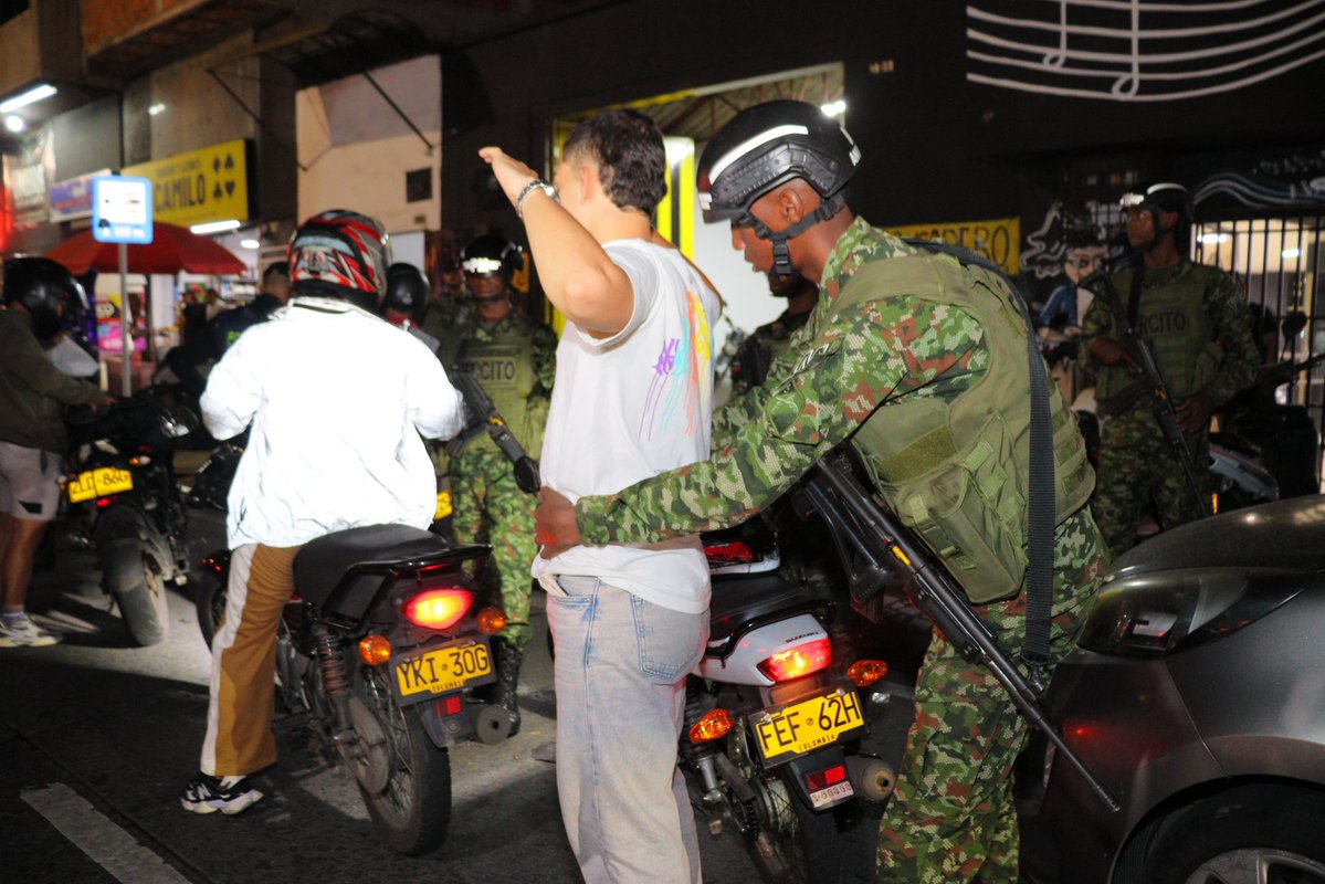 alejoeder's tweet image. #AEstaHora estamos en las calles de Cali, junto a nuestra Fuerza Pública, desplegando operativos en puntos estratégicos de la ciudad para proteger a los caleños.

Cali está bajo ataque, estamos en máxima alerta, respondiendo con presencia, coordinación y determinación. No vamos a