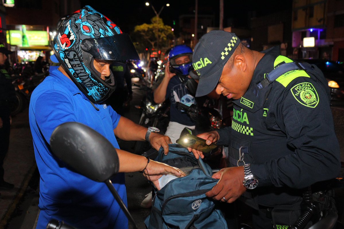 alejoeder's tweet image. #AEstaHora estamos en las calles de Cali, junto a nuestra Fuerza Pública, desplegando operativos en puntos estratégicos de la ciudad para proteger a los caleños.

Cali está bajo ataque, estamos en máxima alerta, respondiendo con presencia, coordinación y determinación. No vamos a