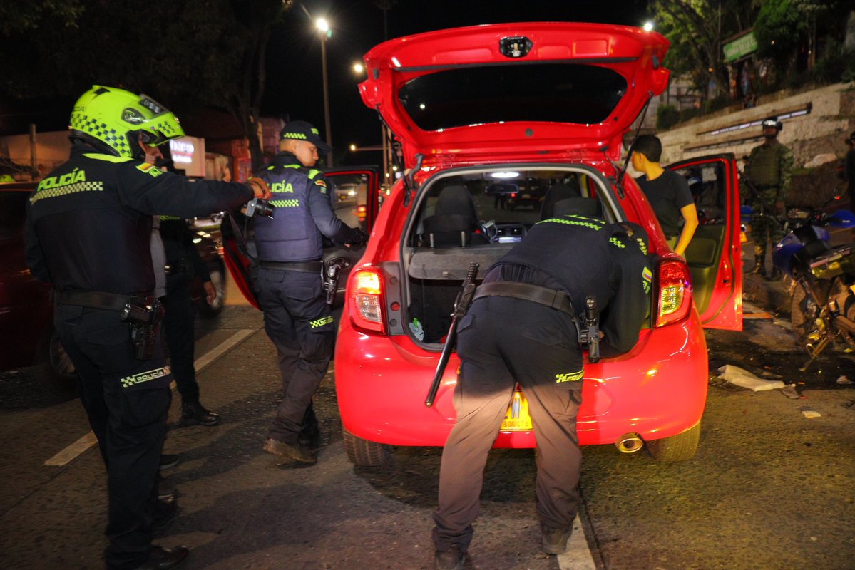 alejoeder's tweet image. #AEstaHora estamos en las calles de Cali, junto a nuestra Fuerza Pública, desplegando operativos en puntos estratégicos de la ciudad para proteger a los caleños.

Cali está bajo ataque, estamos en máxima alerta, respondiendo con presencia, coordinación y determinación. No vamos a