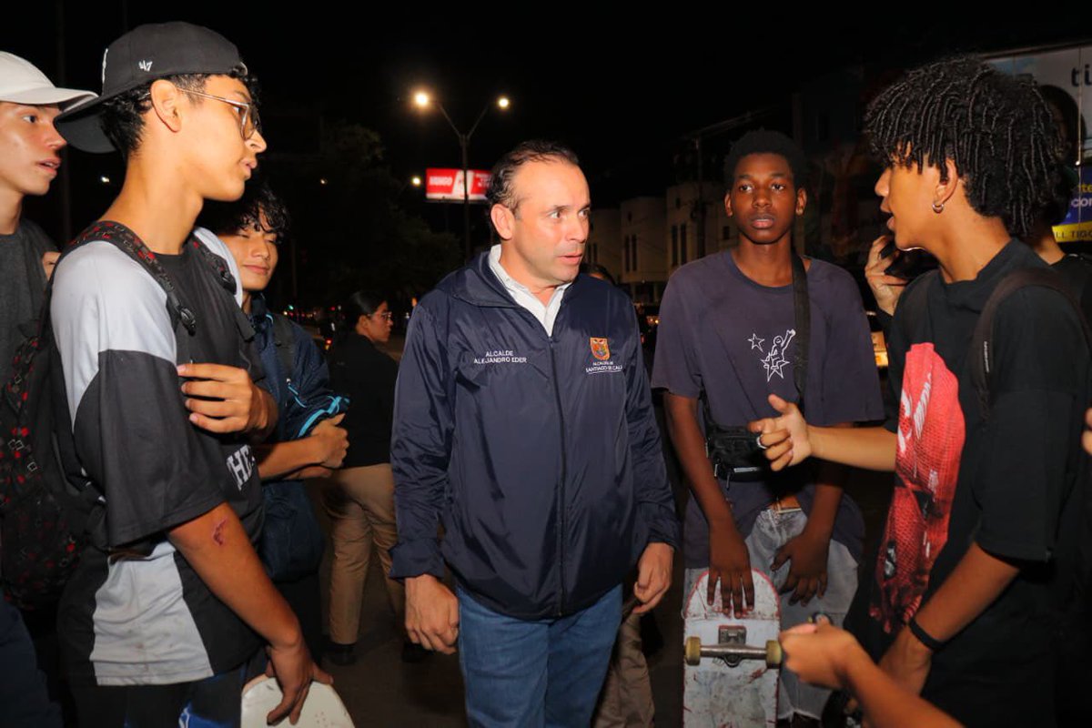 alejoeder's tweet image. #AEstaHora estamos en las calles de Cali, junto a nuestra Fuerza Pública, desplegando operativos en puntos estratégicos de la ciudad para proteger a los caleños.

Cali está bajo ataque, estamos en máxima alerta, respondiendo con presencia, coordinación y determinación. No vamos a