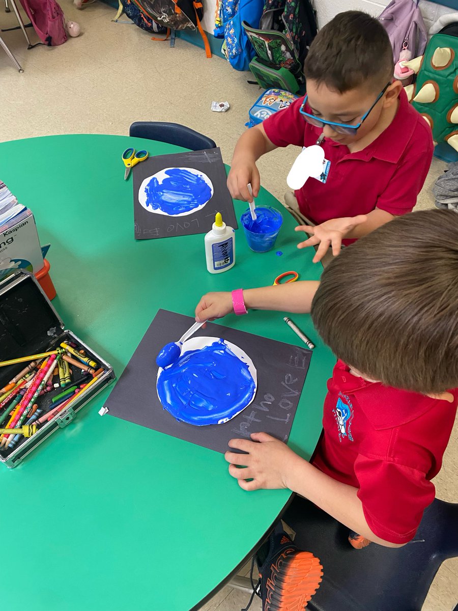 MAlvarez_MCE's tweet photo. Painting Earth to go along with our Earth acrostic poems in Kindergarten this week! #TeamSISD #EarthDay #GameOn #MCEPirates @NoraMacias_MCE https://t.co/RQicUjNsKV
