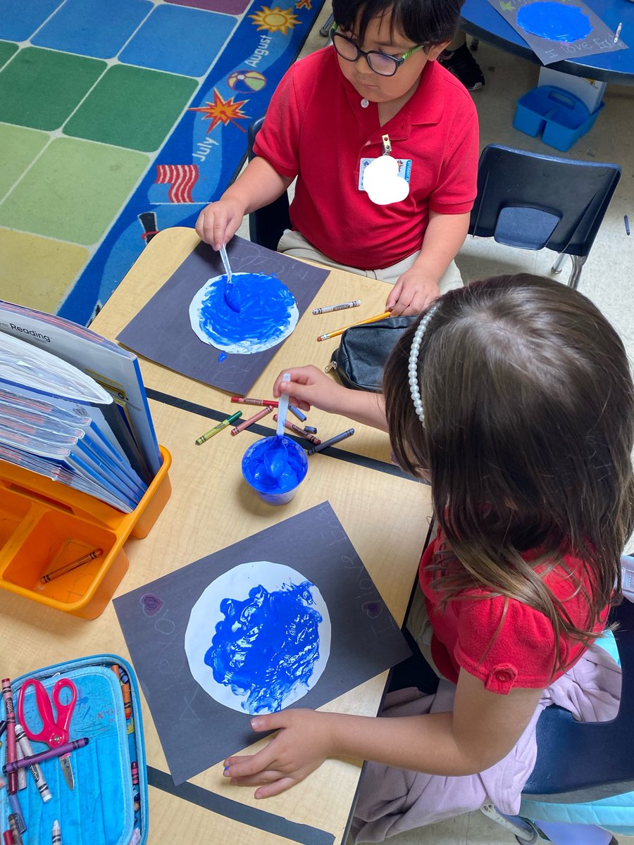 MAlvarez_MCE's tweet photo. Painting Earth to go along with our Earth acrostic poems in Kindergarten this week! #TeamSISD #EarthDay #GameOn #MCEPirates @NoraMacias_MCE https://t.co/RQicUjNsKV