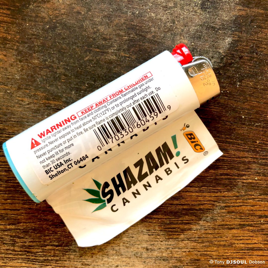 backdoormedia's tweet photo. #FRIDAYFUCKERY When you wanted a white lighter and got a cover-up instead 💀🧻🧻🧻 #BIC https://t.co/dF8qfHOc3p