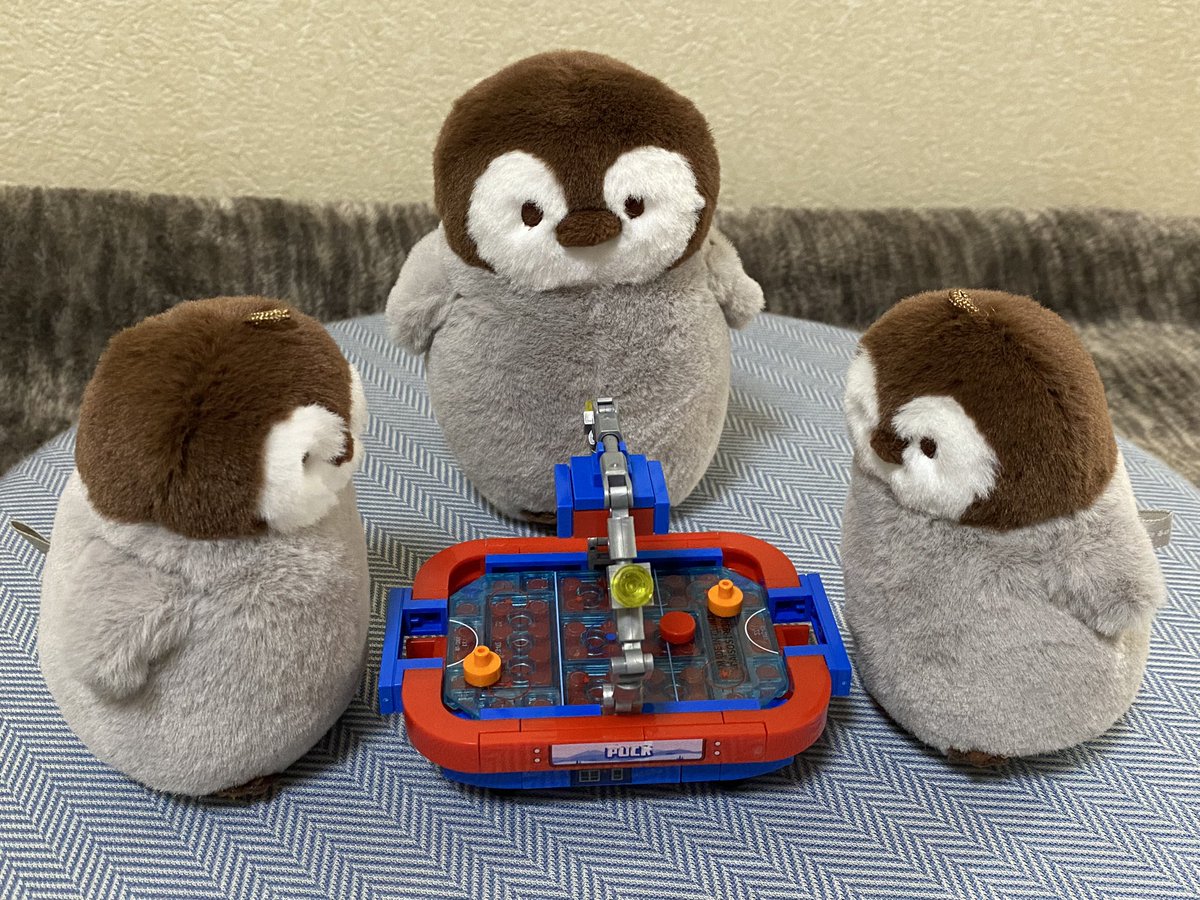 1000attackss's tweet photo. 本日は「世界ペンギンの日」ですね🐧
ということで、先日100均で購入したエアホッケーで遊ぶぺんちゃんズを😊
エアホッケーは、ブロックを組み立ててます🧱
こういうブロックって、いくつになっても楽しいんですよね笑 https://t.co/GOFYQGgs5U