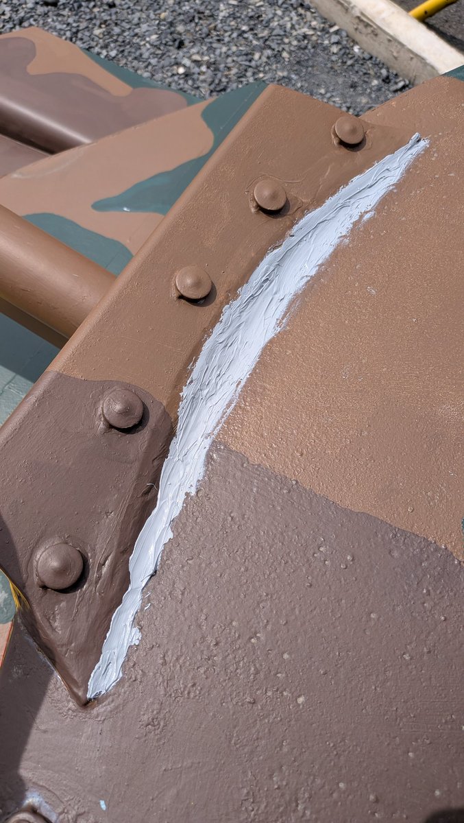 今日のチハ
履帯引掻き傷を修正
雨が降ったおかげ(？)で砲身根元から水の染みるルートが確認されてたので砲塔上部にコーキングを実施
乾いたら色塗り直し
砲身根元は塗り直すかウェザリングとしてこのままにするか悩ましいなw