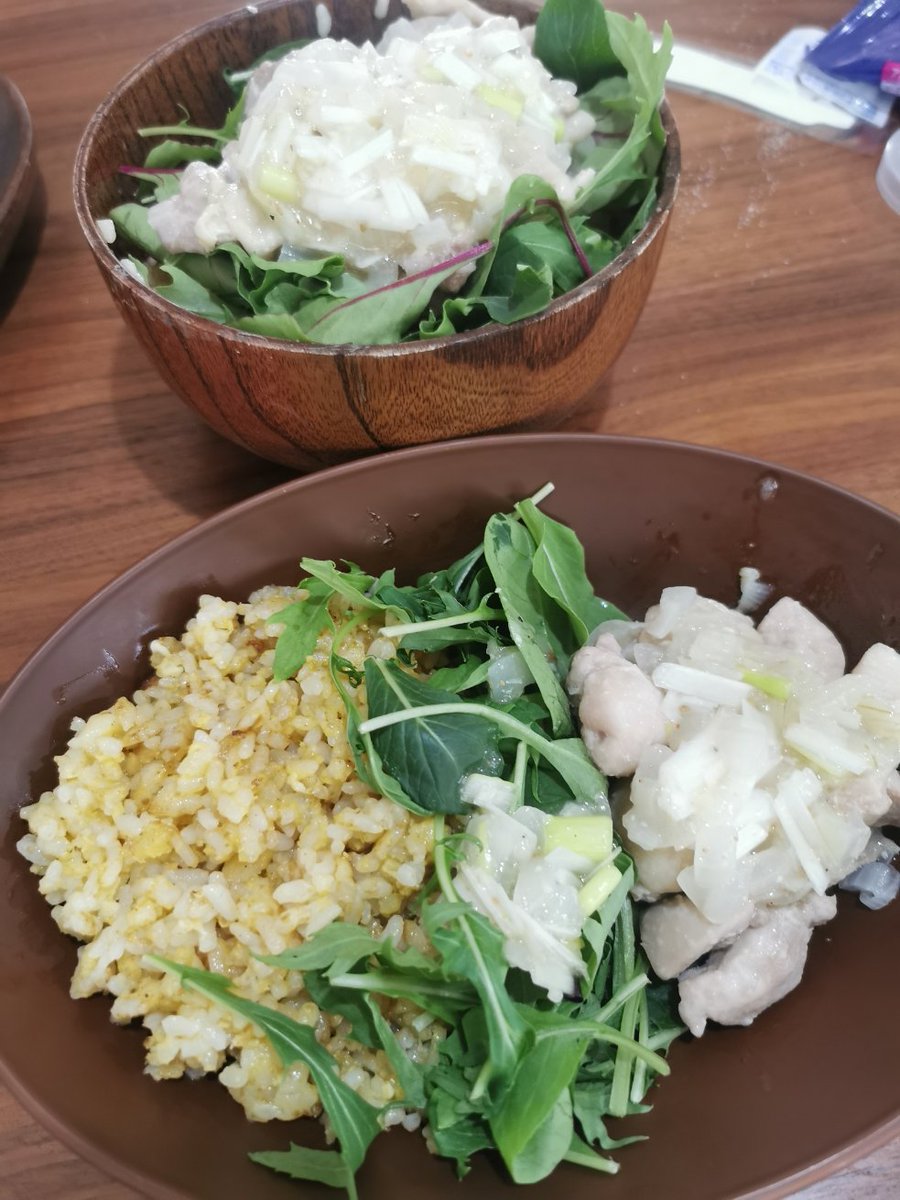 uharimobile's tweet photo. おじ昼めし
若鶏の塩玉ねぎニンニクオイルとプロ仕様カレーフレークライス【本日限定】温泉黒玉子付☆丼orプレート選べる♪ https://t.co/UaqftV1dxK