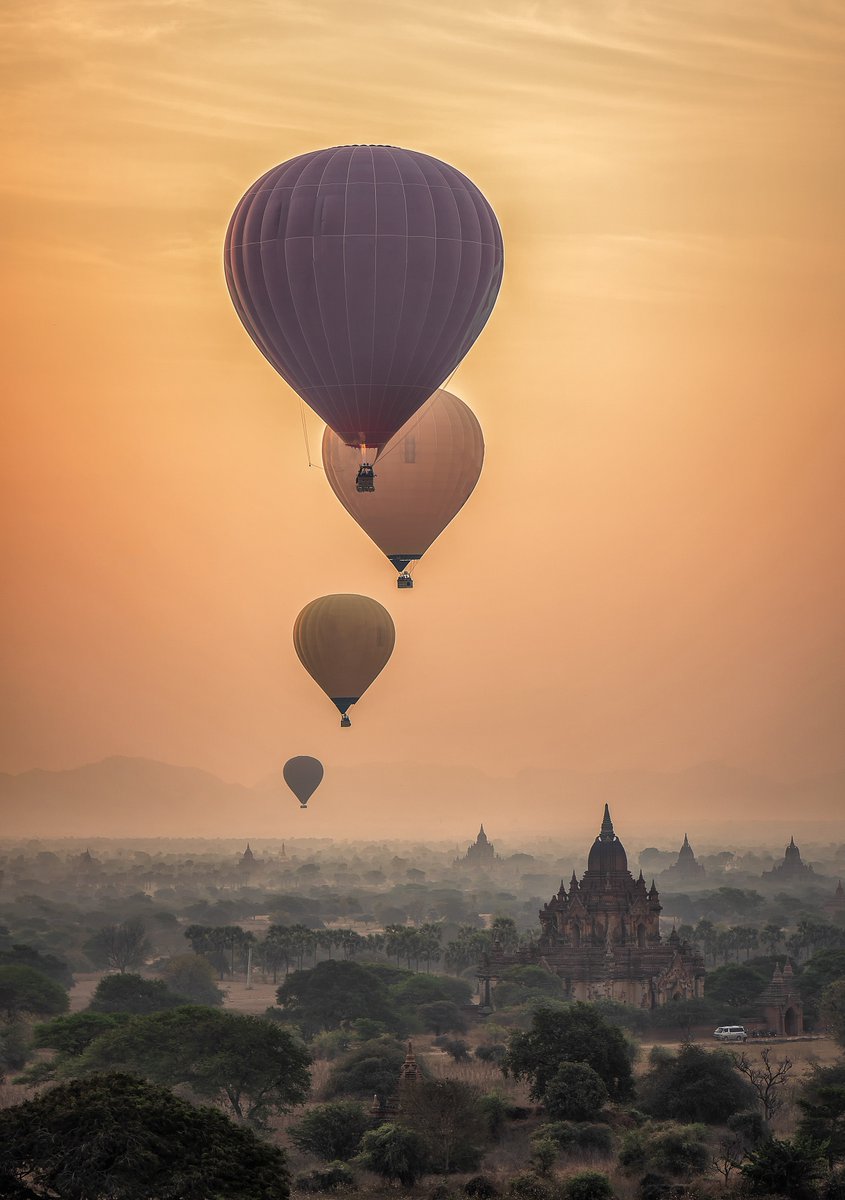 purenature_1's tweet image. Hot air balloons flying over the ancient city of Bagan in Myanmar 🎈☀️ #sunset