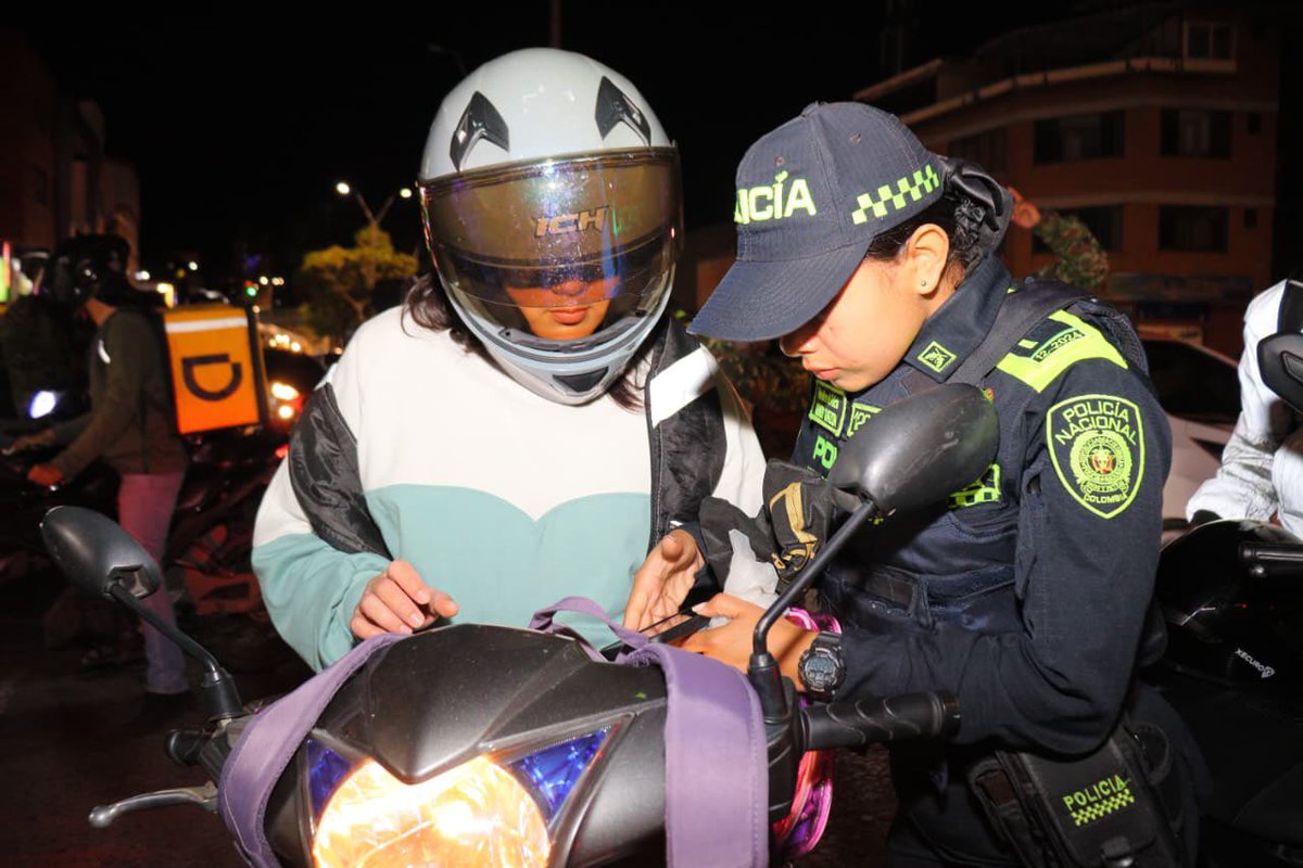 AlcaldiaDeCali's tweet image. #AEstaHora el alcalde @alejoeder se encuentra en las calles junto a la fuerza pública en el despliegue de operativos de control en zonas estratégicas de la ciudad.