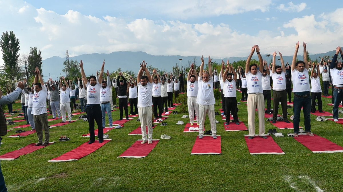 DioKulgam's tweet image. Glimpses from a Mega Yoga session in #Kulgam under the 100-day #NashaMuktBharatAbhiyan 🧘‍♂️

Promoting a healthy and drug-free lifestyle.

#SayNoToDrugs 
@OfficeOfLGJandK @diprjk
@Shahzad_2702 @ddnewsSrinagar @PIBSrinagar