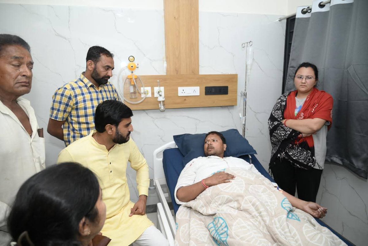 He is an AAP candidate from Una, Gujarat. He was admitted to the hospital after a firing incident.

AAPiyas started playing victim card and attacked Gujarat govt over this.

Now it has been revealed that he staged the firing on himself to gain sympathy and defame Gujarat govt.