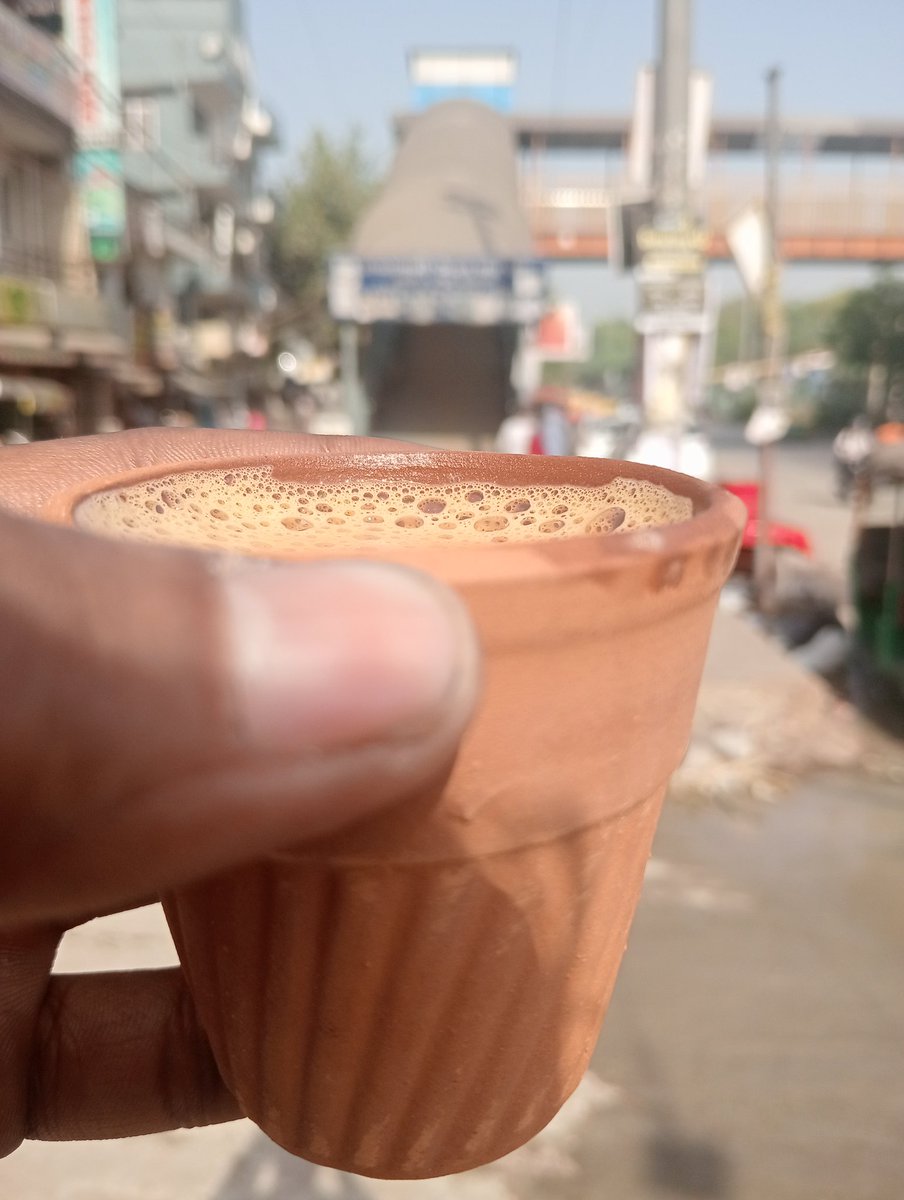 aarnav90726_ji's tweet image. Found the ultimate sukoon today with a morning ☕ in a Kullad. ☕️ There is something about that earthy aroma that provides the perfect mental reset before the storm. It’s the calm before the high-intensity. #KulladChai #MorningSukoon #PeaceOfMind #DesiVibe #ChaiLover