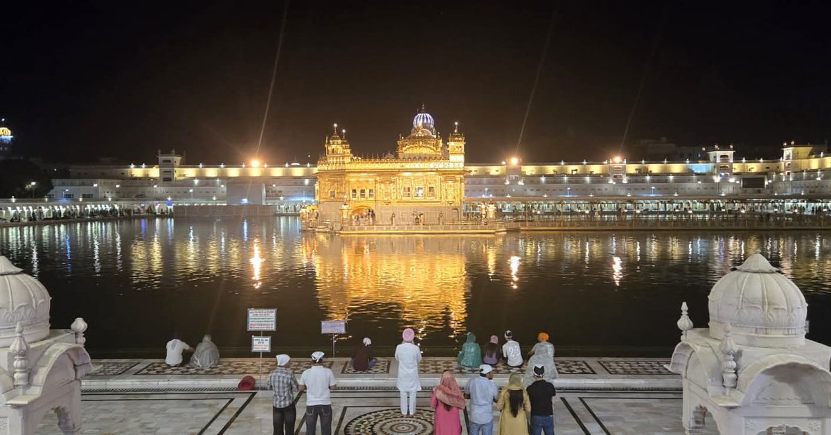 AmritsarNe77049's tweet photo. ਜਿੱਥੇ ਹਰ ਪਲ ਰੱਬੀ ਨੂਰ ਅਤੇ ਸ਼ਾਂਤੀ ਮਹਿਸੂਸ ਹੁੰਦੀ ਹੈ :ਦਰਸ਼ਨ ਕਰੋ ਸ੍ਰੀ ਹਰਿਮੰਦਰ ਸਾਹਿਬ ਦੇ 

#goldentemple #sriharmandirsahib #darbarsahib #sangat #darshan #waheguru #wmk #gurbani #kirtan https://t.co/YodWZk2bHy