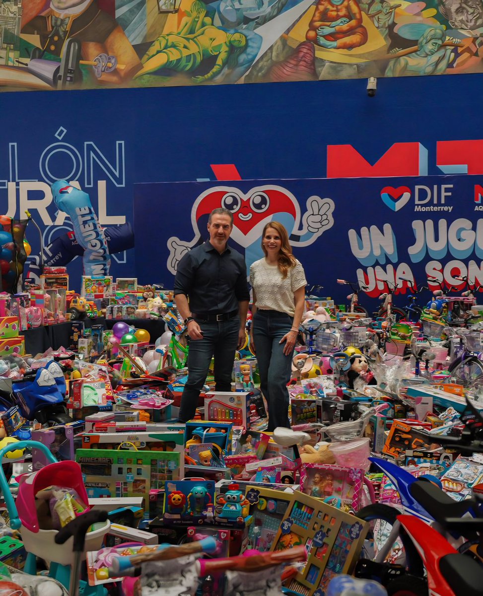 mtygob's tweet photo. Más de 10 mil sonrisas en un solo día 🎁✨

Nuestro Alcalde Adrián de la Garza y Gaby Oyervides iniciaron “Un juguete, una sonrisa”, sumando esfuerzos para llevar alegría a niñas y niños de Monterrey.

#AquíSeResuelve https://t.co/Gc4gDRoDBp
