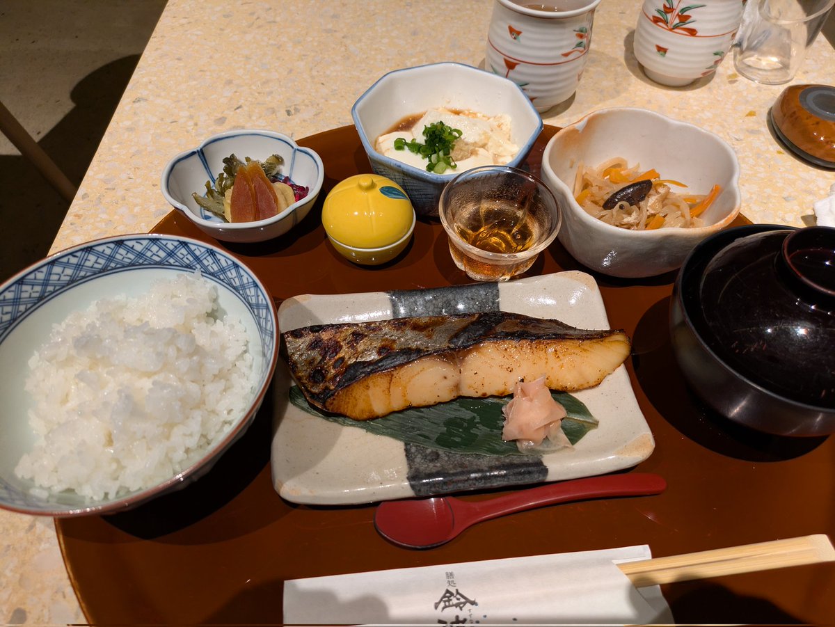 ZlsjFI1PZLZYxru's tweet image. 名古屋到着してからの
鈴波で昼ゴハン💕
夕方からのLIVEの為に…
お腹1杯食べたい…
けど 我慢😣
#山根康広
#FLYING CAT vol.3