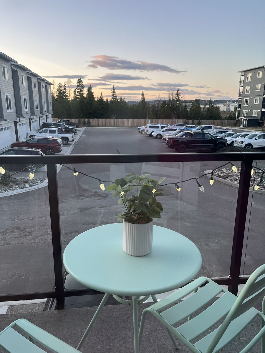 ChristineYH's tweet image. Today’s #patiopic. Recalibrating. #FriYay