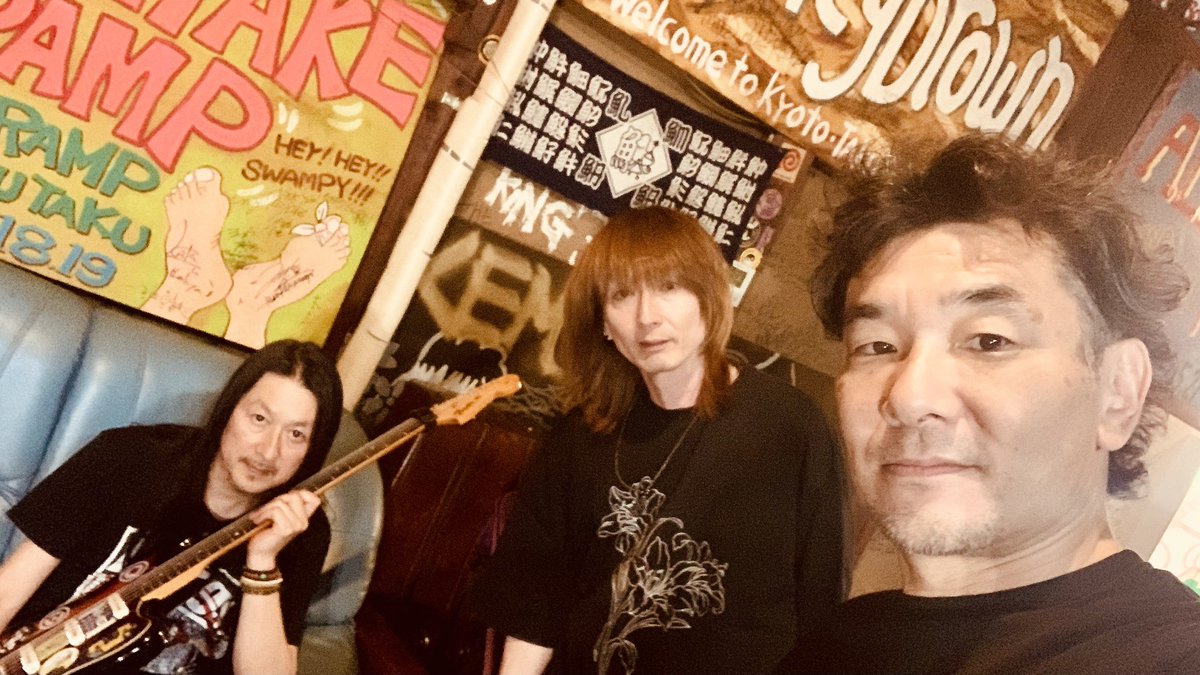 京都磔磔！

主催のCODED、そして101A
共に素晴らしいライブで良い1日でした

磔磔も噂以上に素敵なライブハウスで、音はもちろん、50年続いているのにはやはりちゃんと意味があるんだな、と思いました

またどこかで同じメンツでやりましょう！

ありがとうございました！

本日は大阪Fireloop！