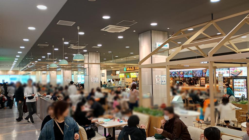 大森のイトーヨーカドーフードコート、ほんとに少子化してるのか？ってくらい幼い子連れの若い夫婦が多い
23区内で子どもを持てるの、みんなパワカなんだろうなと思ってしまう