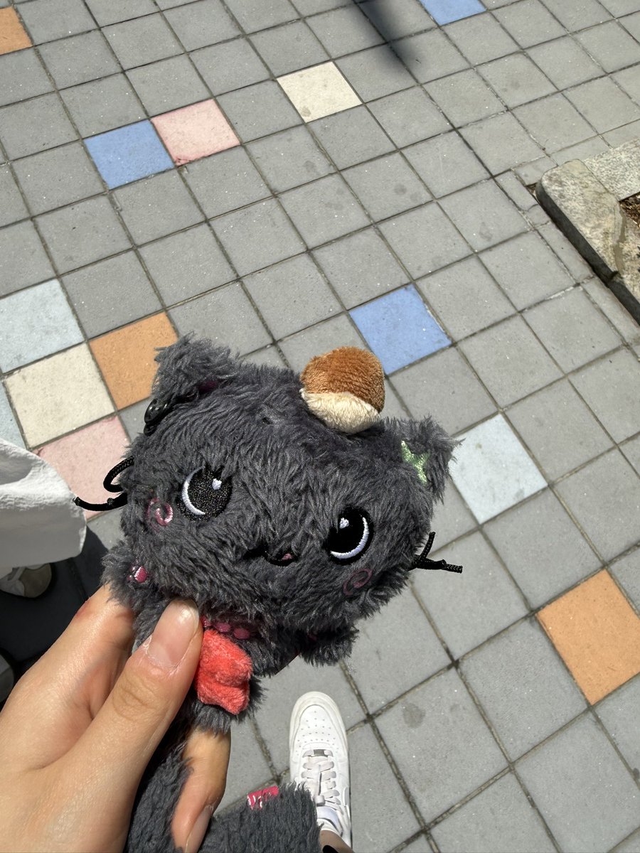 더현대 5번 게이트 앞에서 쿠리 떨어트리신 분…???? 바로 멘 주세요!! 만나서 드릴게요! 
본 사람들 다 알티해주세요