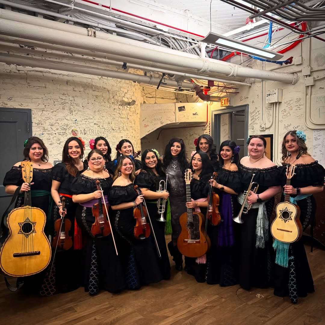 Cazzu junto a las mariachis que le cantaron el día de ayer