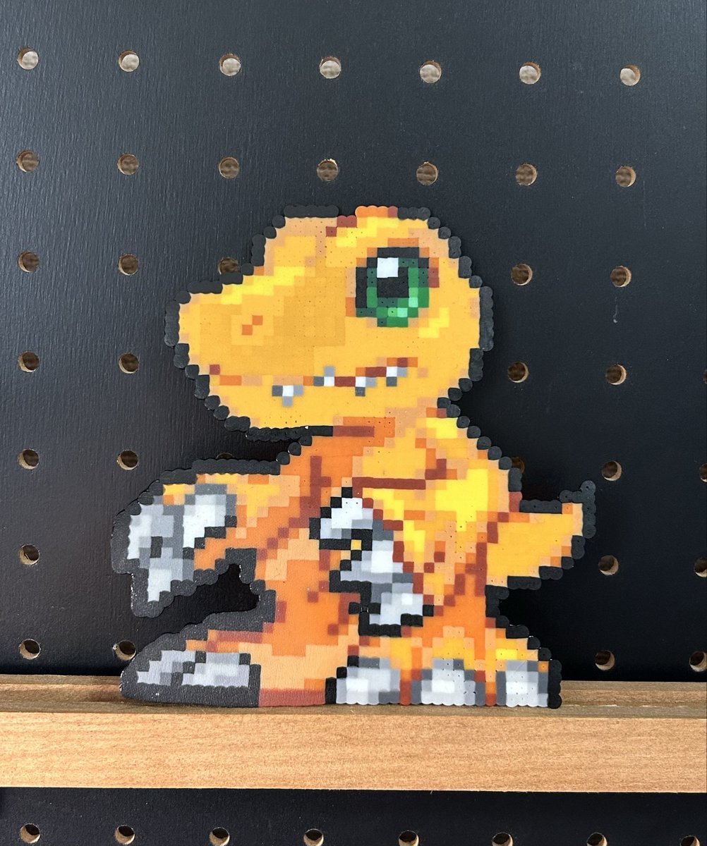 デジモンUP版　アグモン完成🎉
下側を少し溶かしすぎたけど、
かなり上手く出来たんじゃない⁉️
 #ナノビーズ
 #デジモン