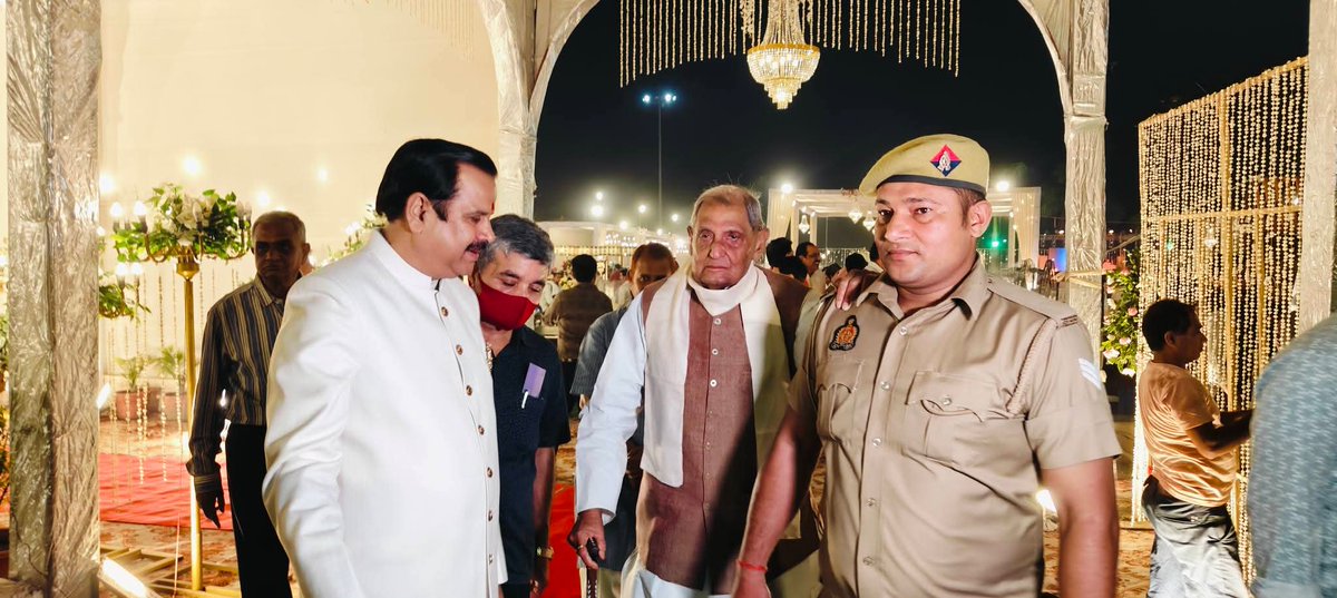 RewatiRamanMP's tweet photo. त्रिवेणी दर्शन के अवसर पर पूर्व IG इलाहाबाद K P Singh जी के प्रीतिभोज कार्यक्रम में सहभागिता।

गणमान्य लोगों से मुलाकात एवं सामाजिक विषयों पर सार्थक संवाद। https://t.co/1LPvDahVQs