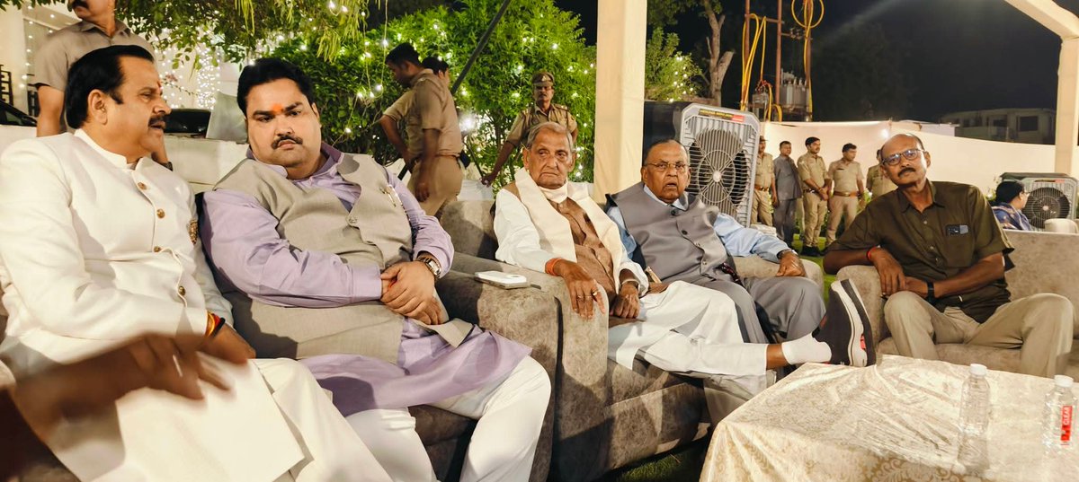 RewatiRamanMP's tweet photo. त्रिवेणी दर्शन के अवसर पर पूर्व IG इलाहाबाद K P Singh जी के प्रीतिभोज कार्यक्रम में सहभागिता।

गणमान्य लोगों से मुलाकात एवं सामाजिक विषयों पर सार्थक संवाद। https://t.co/1LPvDahVQs