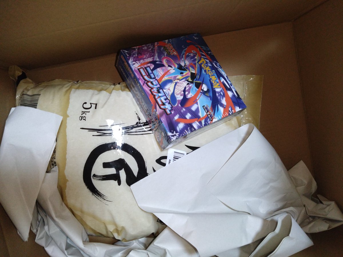 IG39_Hawk's tweet image. #Amazon #ニンジャスピナー 

AmazonでポケカBOX招待当選したから、米5kgと一緒に注文してんけど……何これ？梱包って言えると思う？

連絡したら注意します🙇‍♀️🙇‍♂️Amazonギフト500円送ります🙇‍♀️🙇‍♂️

箱潰れてないから許したけど、箱潰れてないの奇跡ちゃう？:(  ＃´°ω°` ):ｲﾗ
⚠️皆さん別日に注文しよう👴🏾
