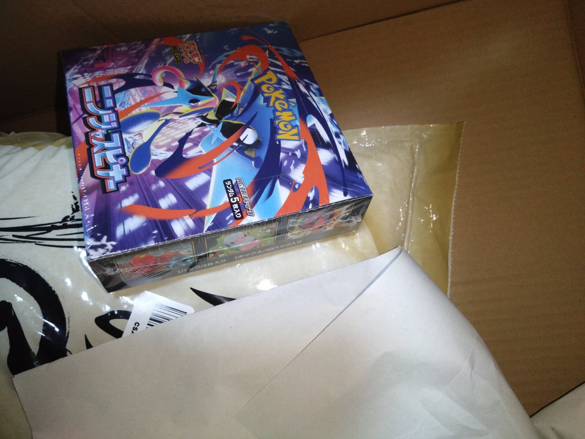 IG39_Hawk's tweet image. #Amazon #ニンジャスピナー 

AmazonでポケカBOX招待当選したから、米5kgと一緒に注文してんけど……何これ？梱包って言えると思う？

連絡したら注意します🙇‍♀️🙇‍♂️Amazonギフト500円送ります🙇‍♀️🙇‍♂️

箱潰れてないから許したけど、箱潰れてないの奇跡ちゃう？:(  ＃´°ω°` ):ｲﾗ
⚠️皆さん別日に注文しよう👴🏾