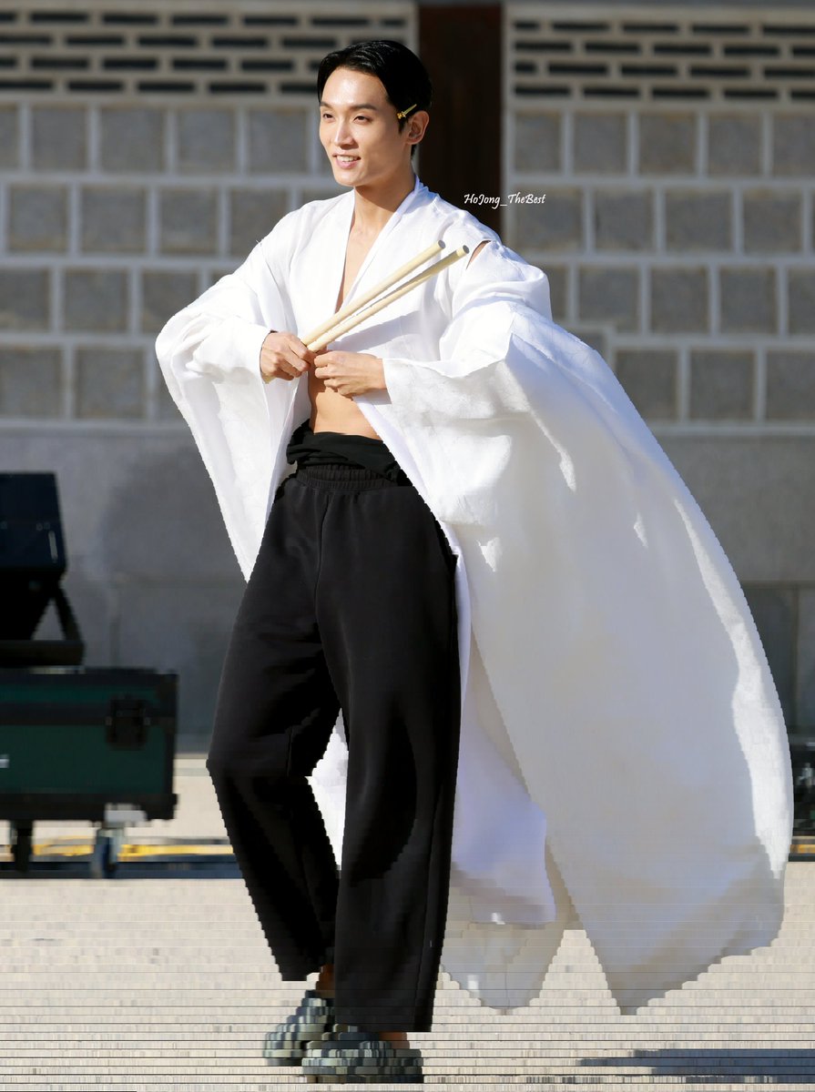 리허설하러 나오는 호종
귀옆에 꽂은 집게와 신발이 시강🤣
자연광 호종 소중해🙏🏿
#최호종 #리허설