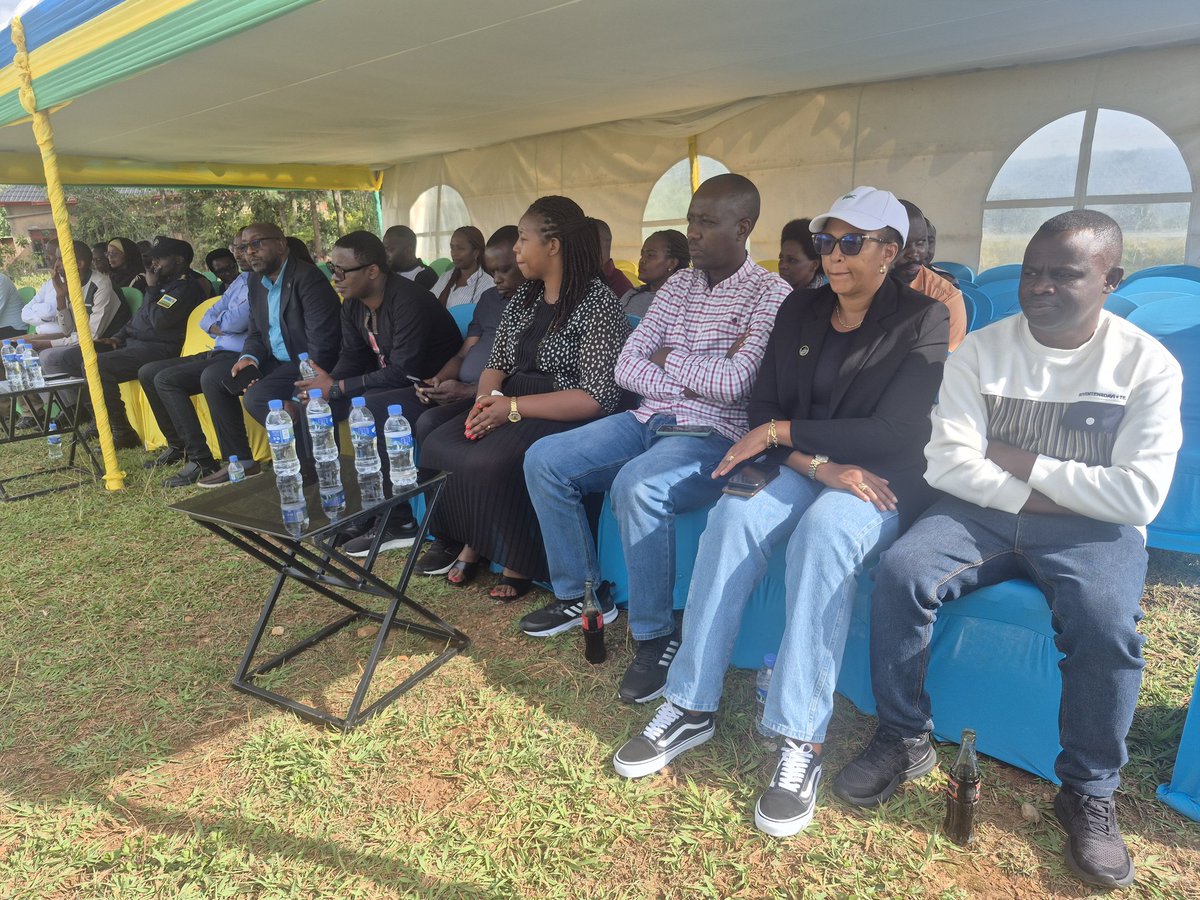 RutungaS's tweet photo. @RutungaS mu gihe k'iminsi 100 twibuka Jenoside yakorewe Abatutsi mu1994 Ubuyobozi bw'akarere ka Gasabo n'Abafatanyabikorwa b' Itorero ADEPR na Company ishinzwe isuku basuye Abarokotse Jenoside yakorewe Abatutsi batujwe mu mudugudu,uri mu Murenge wa Rutunga,akari ka kigabiro https://t.co/7Z3uP4OmHQ