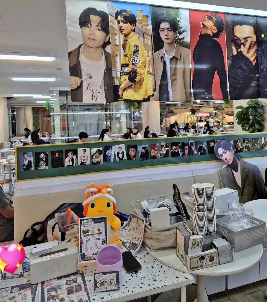 enhapyeon's tweet photo. ✨️OPEN✨️

คาเฟ่วันเกิดเจย์ ENHYPEN
#GoodOldDaysWithJAY 
#วันวานที่แสนดีกับเจย์ 
พร้อมให้บริการแล้วค่ะ 🥰 

มาร่วมฉลองวันเกิดให้กับเจย์กันอีกครั้ง เติมเต็มบรรยากาศดี ๆ นำตุ๊กตามาถ่ายรูปกับเด็กๆบนโต๊ะได้เลยนะคะ 

📆 25 - 26 Apr 2026
📍Apostrophe s speciality cafe, Chamchuri square (MRT Samyan exit 2), Bangkok
🕰️ 10.30 am - 5.00 pm 

#คาเฟ่วันเกิดเจย์ #JAY_ENHYPEN #JAY #ENHYPEN #HappyJayDay #HAPPY_JAY_DAY #박종성 #제이 #제이_엔하이픈 #엔하이픈